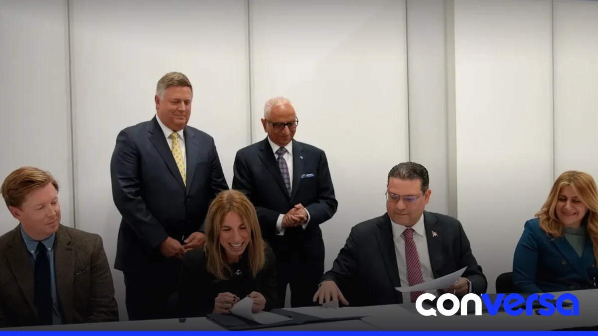 Ministro Yayo Sanz Lovatón firma un acuerdo durante SEMICON West 2026.