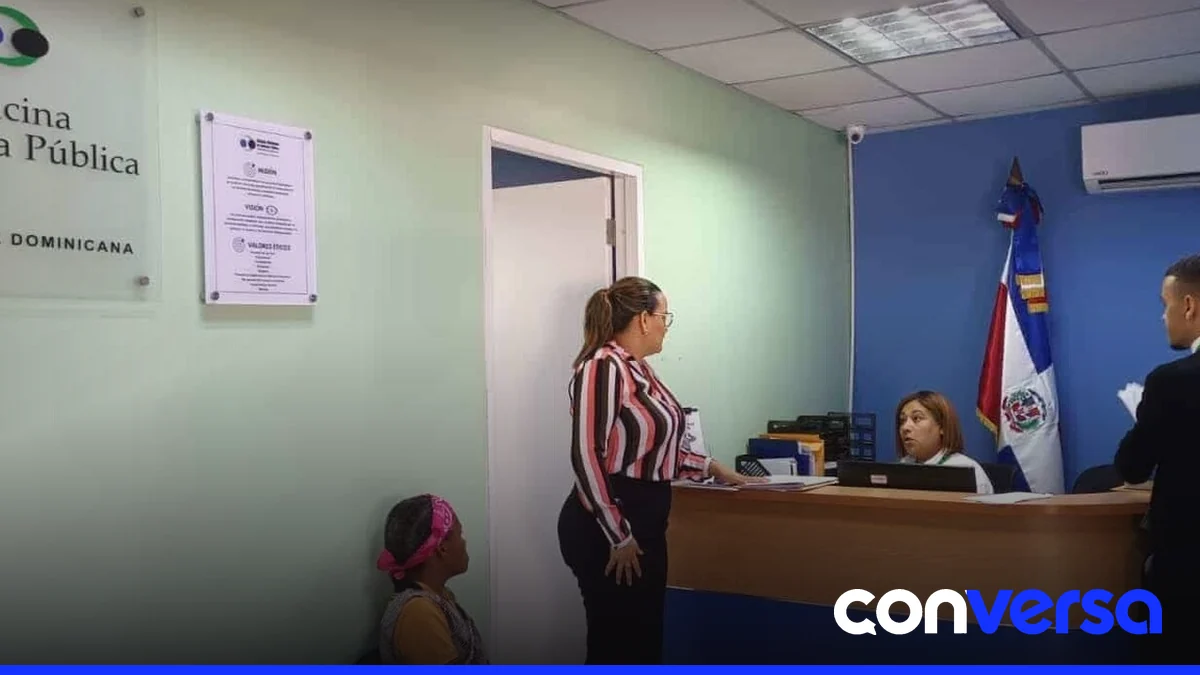 Defensor público atiende a familiares de imputado en oficina de la ONDP.