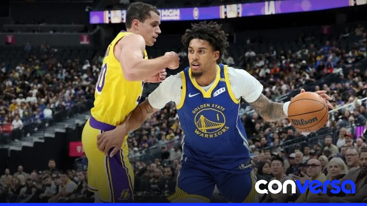 Jugadores de los Golden State Warriors y Los Angeles Lakers en acción durante el partido de pretemporada en Las Vegas.