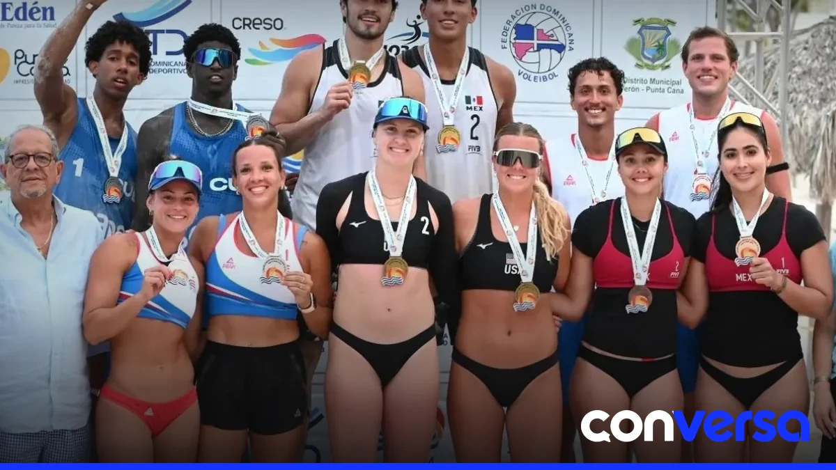 Atletas participan en el Clásico de Voleibol de Playa Punta Cana.