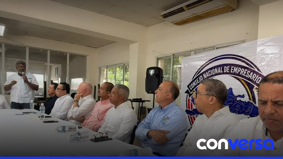 Comerciantes de Dajabón participan en una reunión con representantes del Consejo Nacional de Empresarios y Comerciantes de la Frontera.